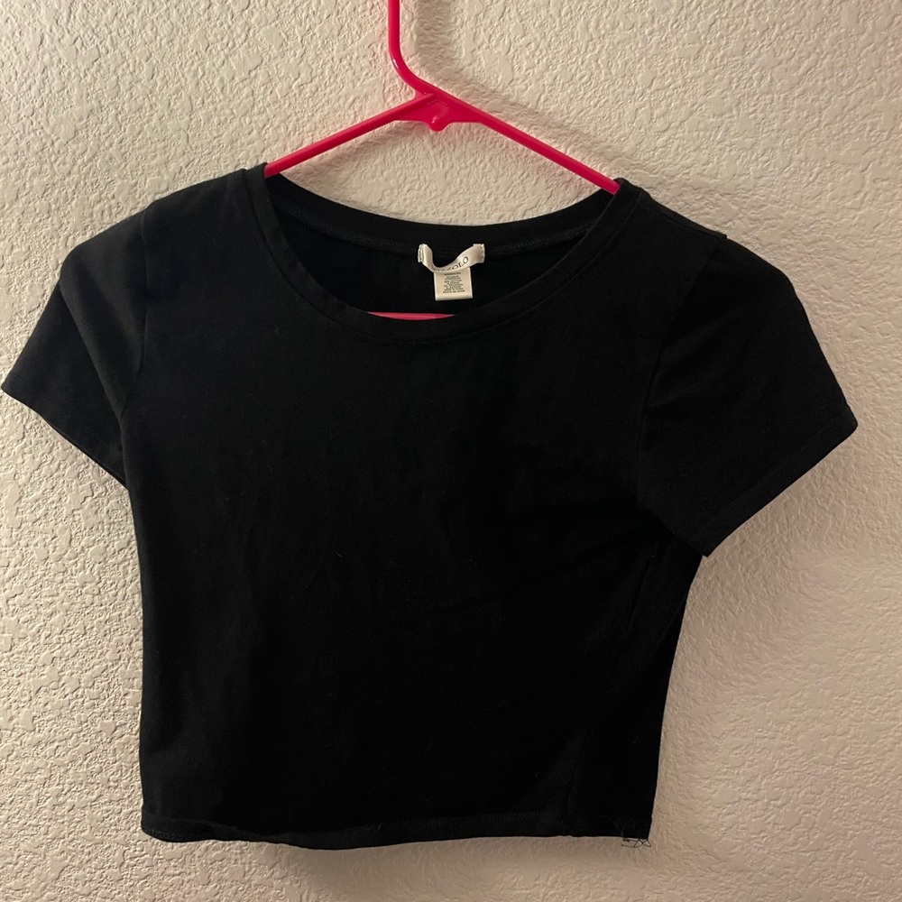 black cropped t shirt